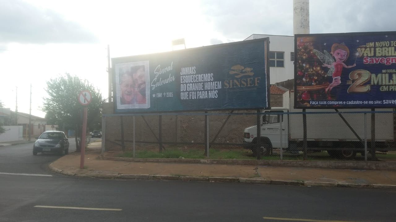 Foto 2 de 13 — Outdoors homenageiam pessoas falecidas em campanha para o Dia de Finados